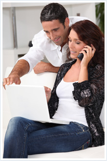 Ilustração casal solicitando uma reserva por telefone